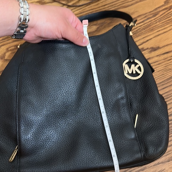 Michael kors shoulder bag. - Picture 9 of 11